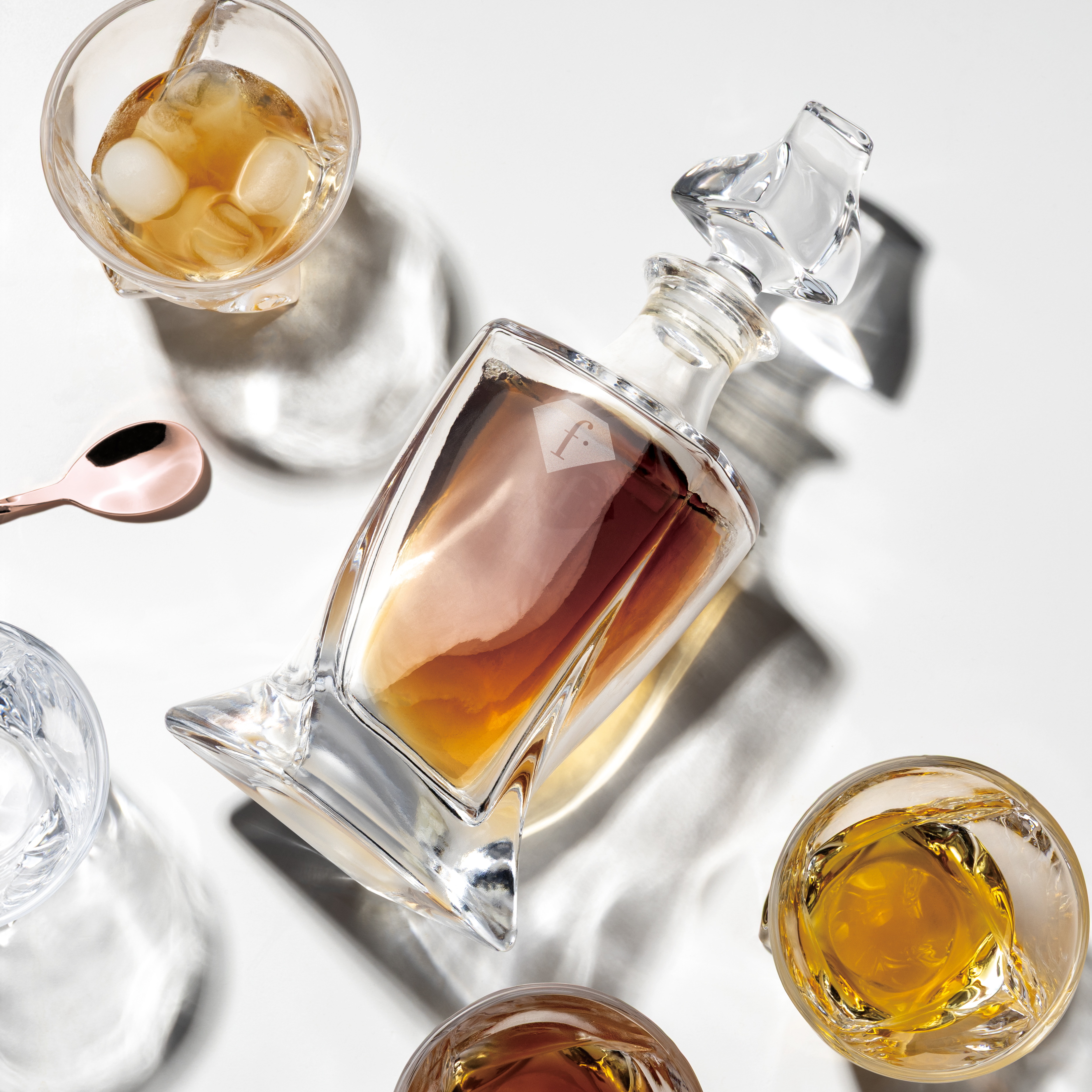 Whiskyszett 4 pohárral és üvegdekanterrel, kép 2
