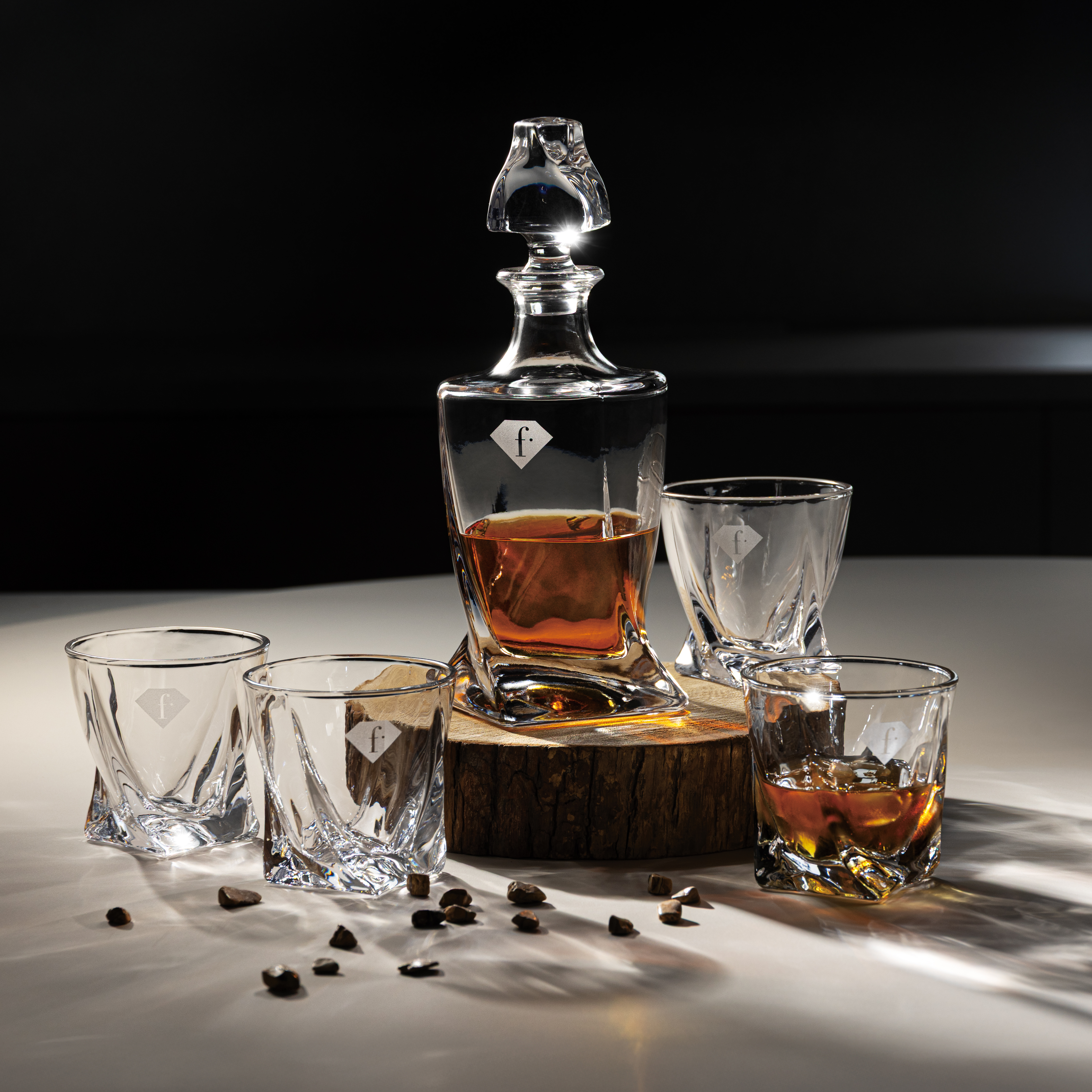 Whiskyszett 4 pohárral és üvegdekanterrel, kép 3