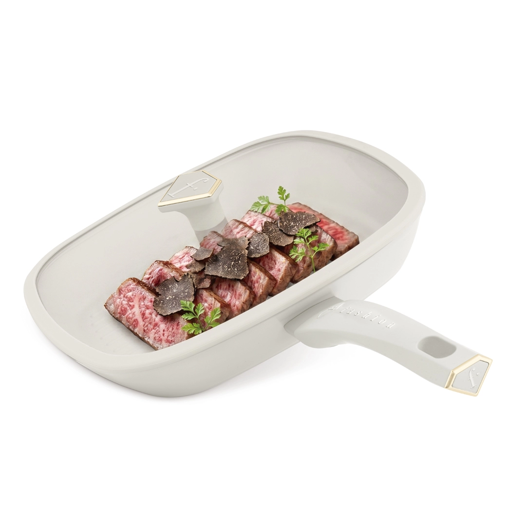 Felszeletelt hús a grillserpenyő világosabb kivitelében