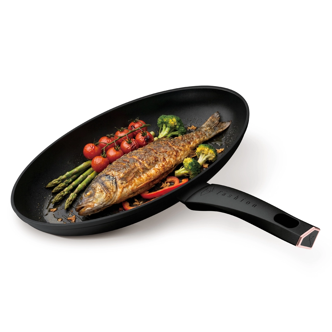Un poisson entier rôti avec des légumes dans la poêle à poisson