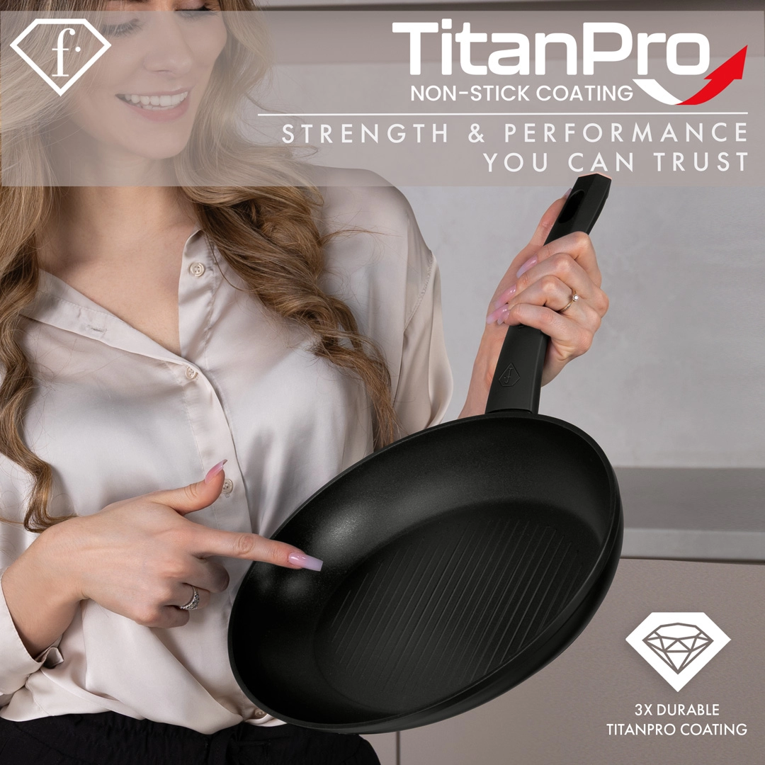 L'intérieur de la poêle à poisson avec sa surface antiadhésive TitanPro