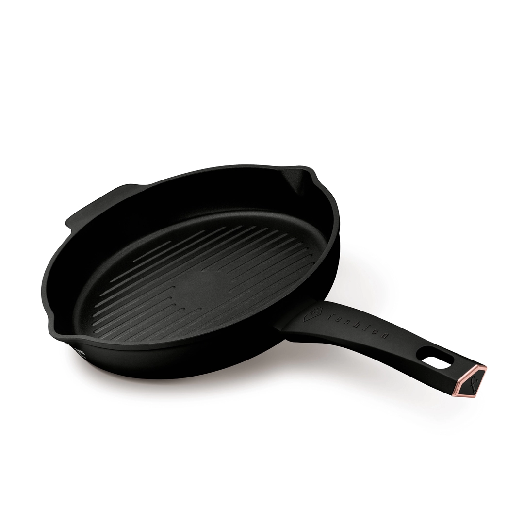 A kerek grillserpenyő ferdén, jól látszik a két kiöntő és a bordázat