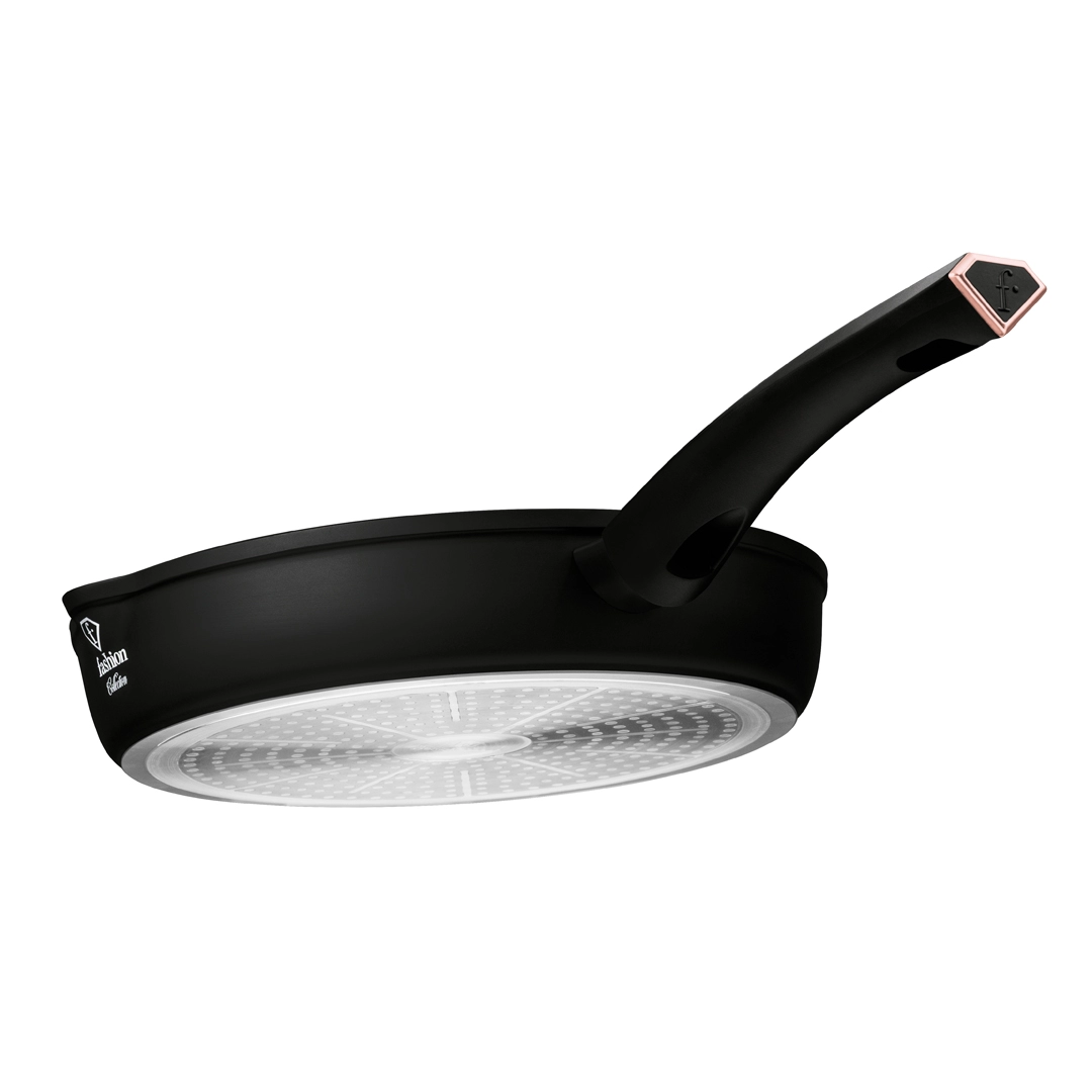A grillserpenyő alja alulnézetből, a turbo indukciós koronggal