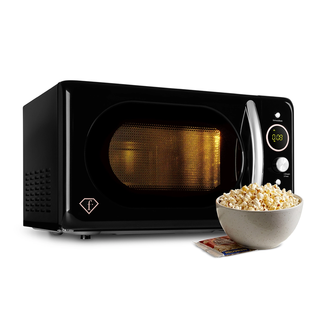 Eine Schale Popcorn neben der Mikrowelle