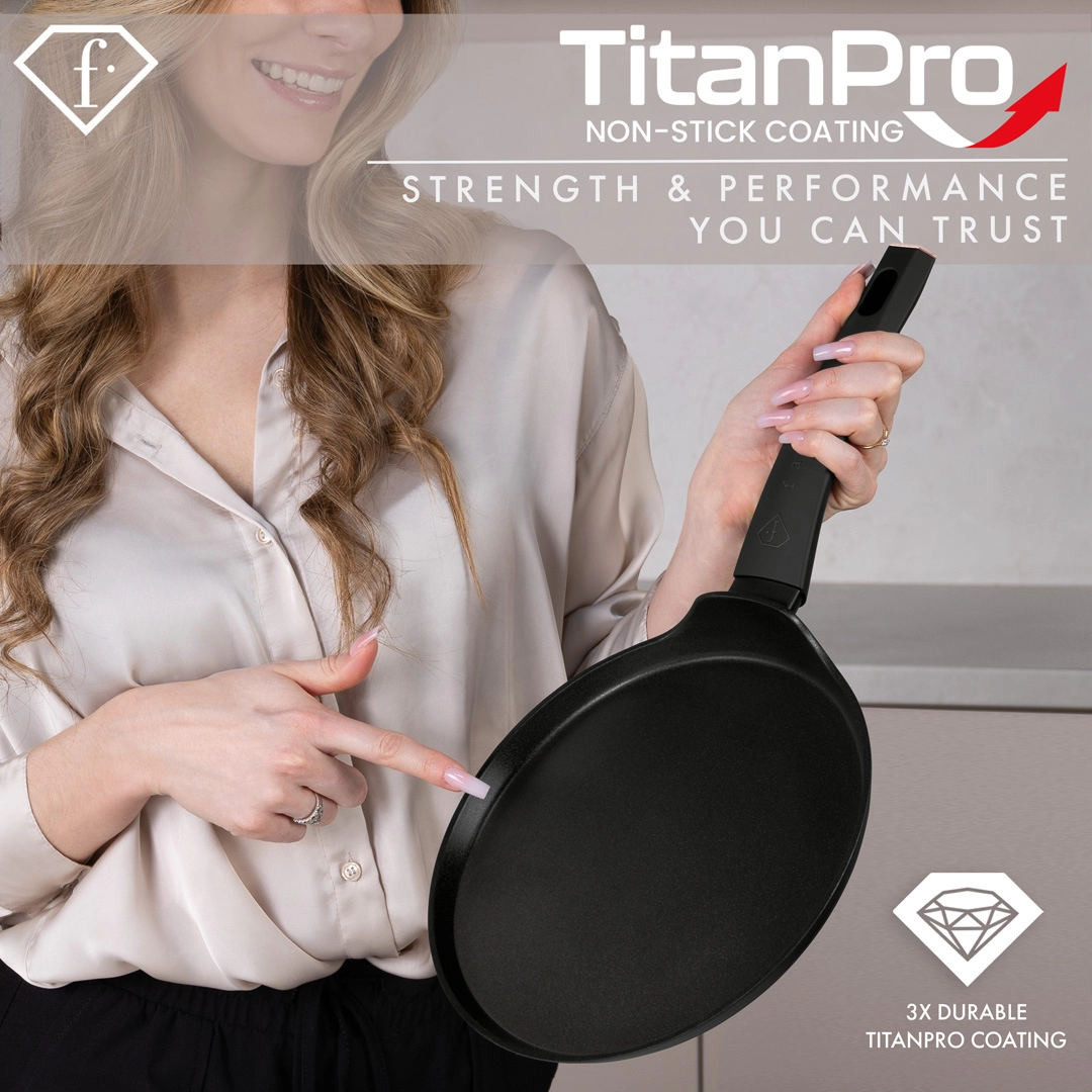 Die Crêpepfanne wird in der Hand gehalten, mit der TitanPro beschichteten Backfläche