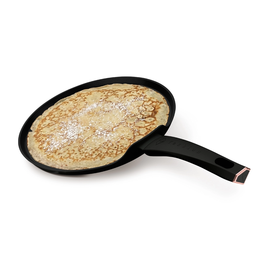 Ein breiter Palatschinken auf der 28-cm-Crêpepfanne