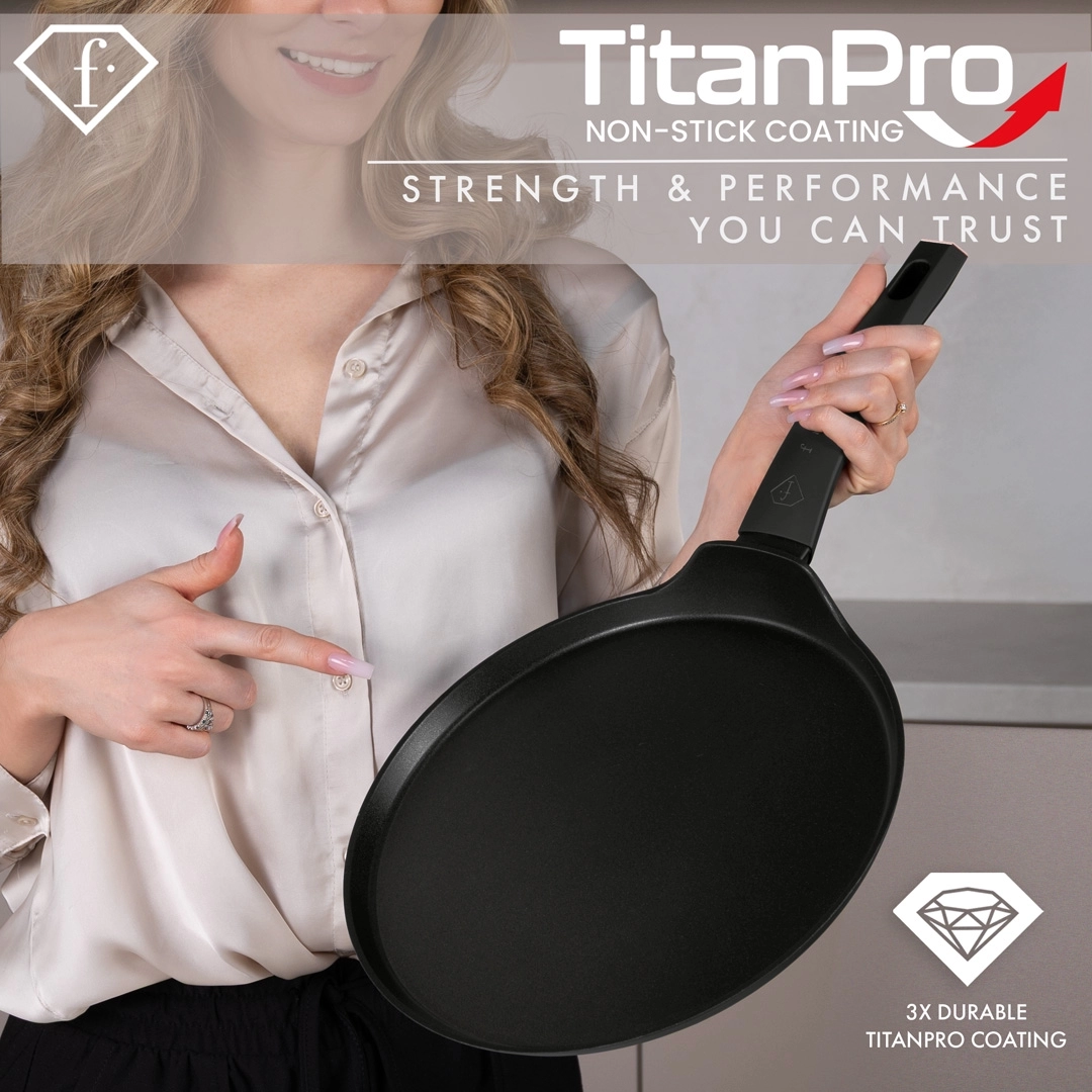 Die 28-cm-Crêpepfanne wird in der Hand gehalten, mit der TitanPro beschichteten Backfläche