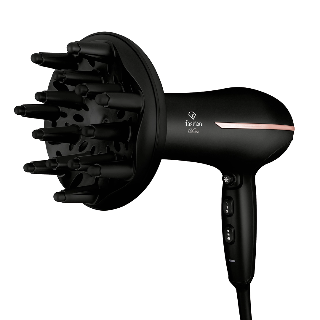 Le sèche-cheveux avec le diffuseur monté