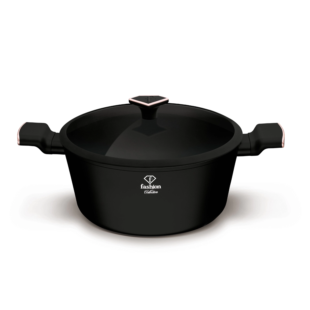 The casserole seen from the side with its glass lid on