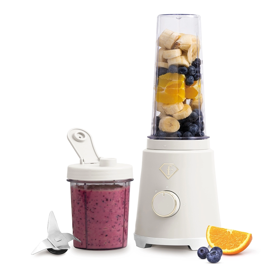 A smoothie-készítő világos kivitelben, gyümölccsel