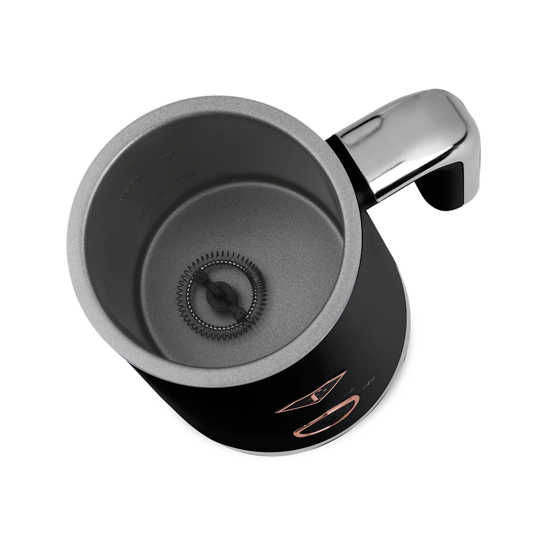 The jug seen from above with the whisk attachment at the bottom