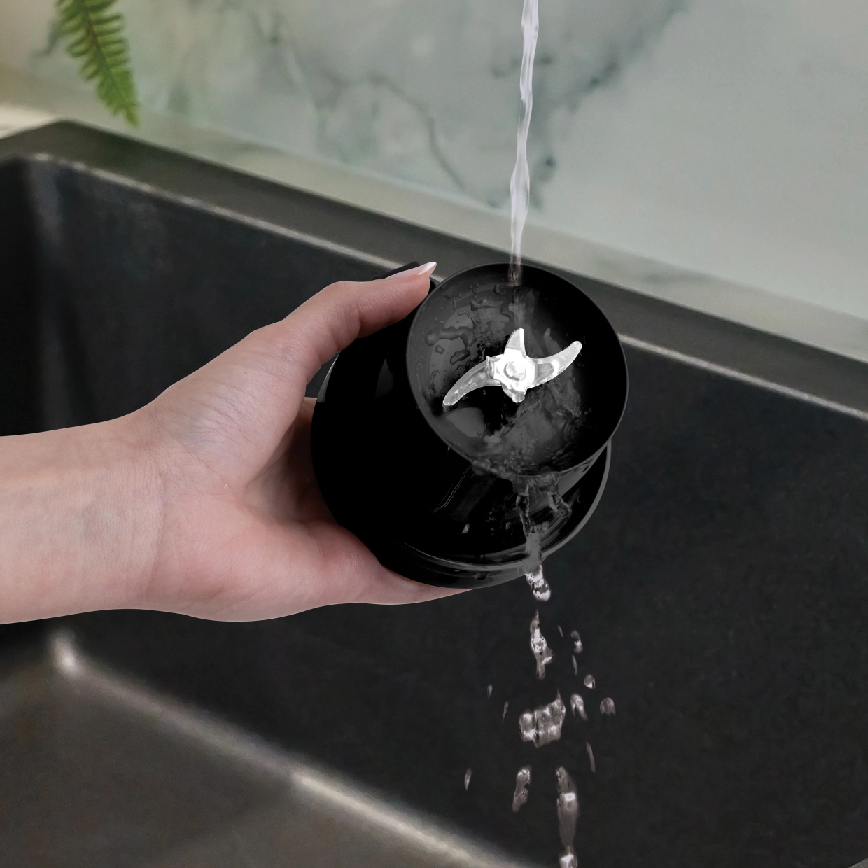 Die Messereinheit wird unter fließendem Wasser abgespült